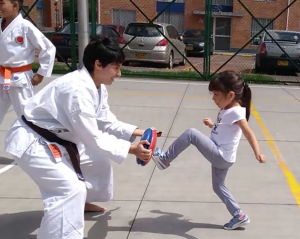 niña en clase de karate