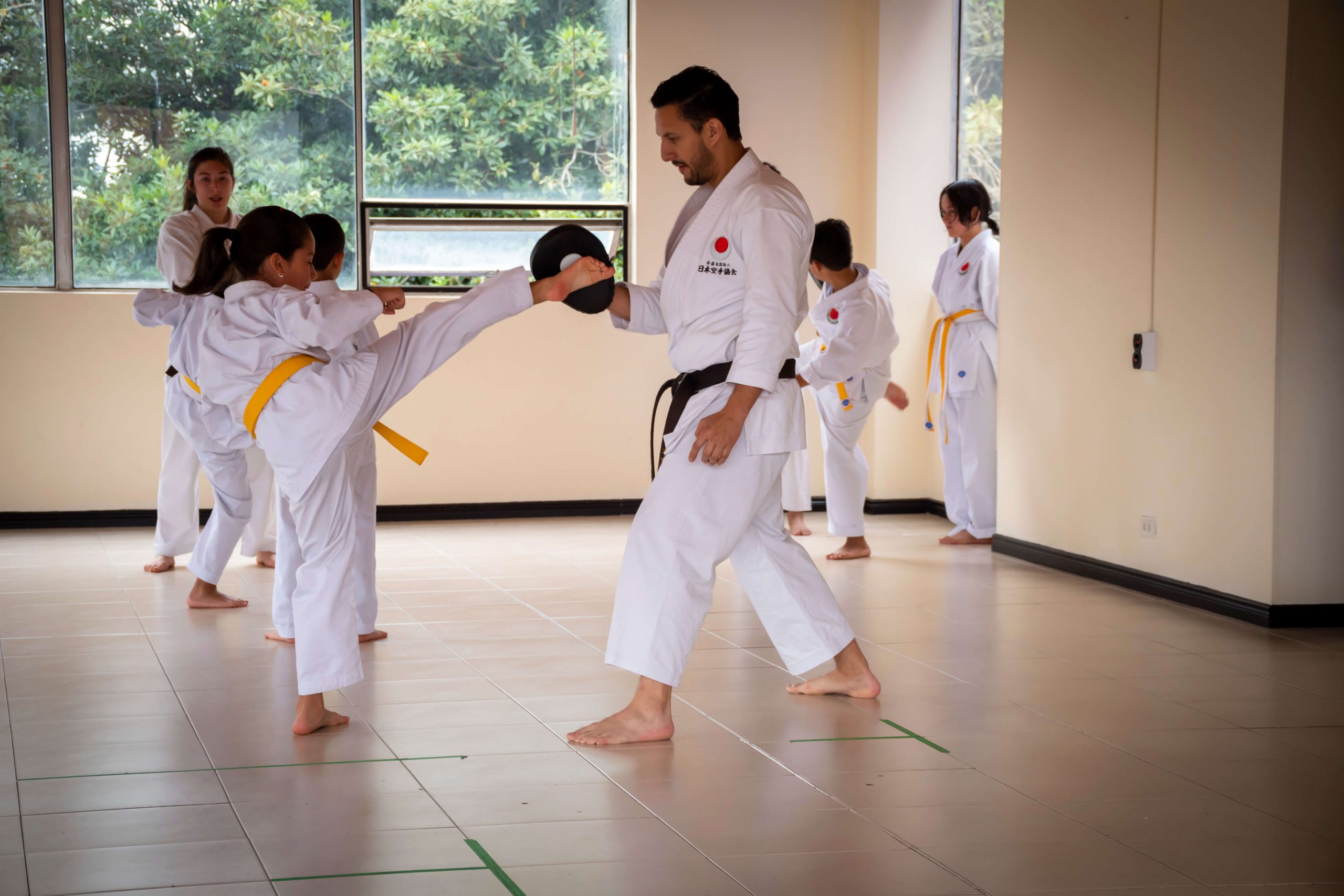 sensei y niños en karate